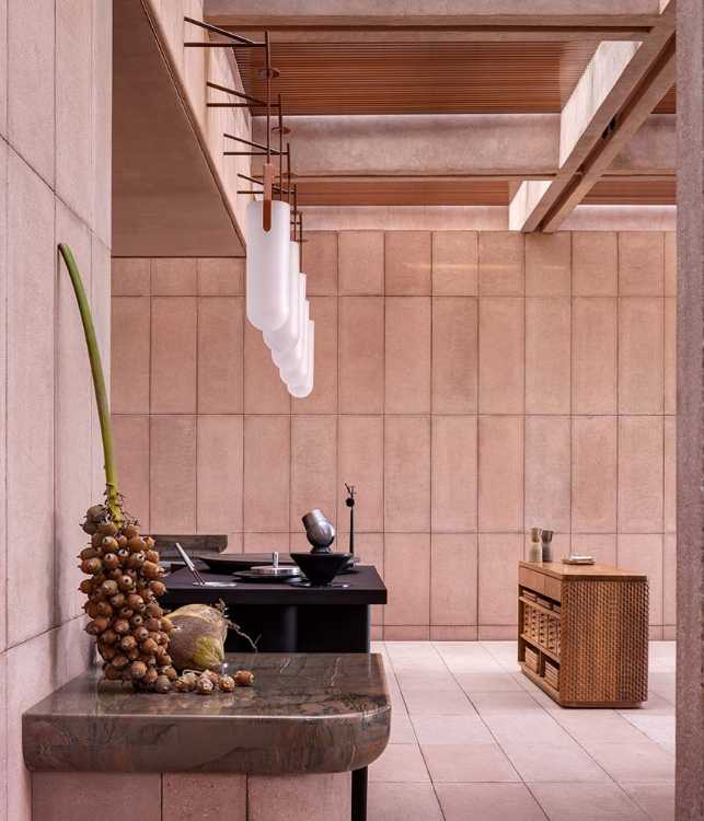 Rubra: espacio, luz y materia construyen una narrativa íntima e inmersiva.