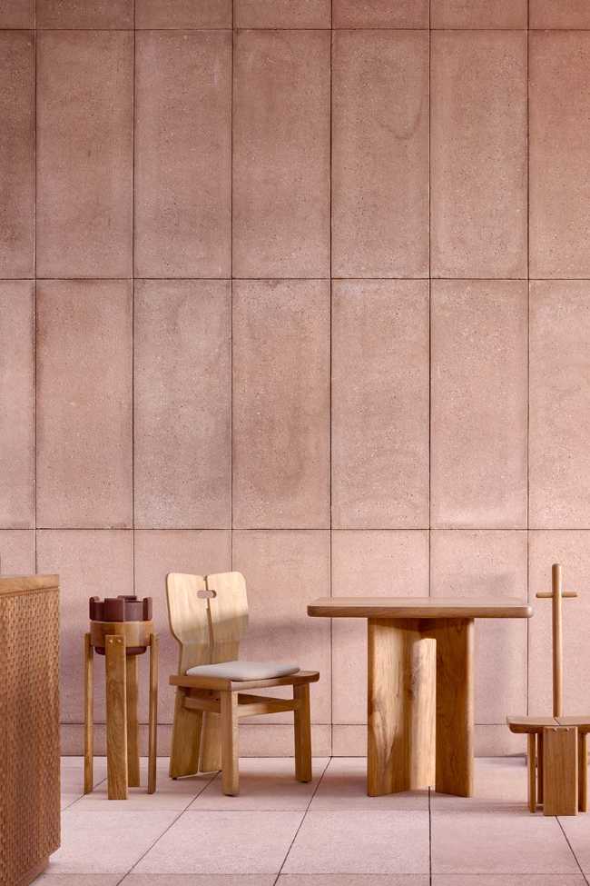 Rubra: espacio, luz y materia construyen una narrativa íntima e inmersiva.