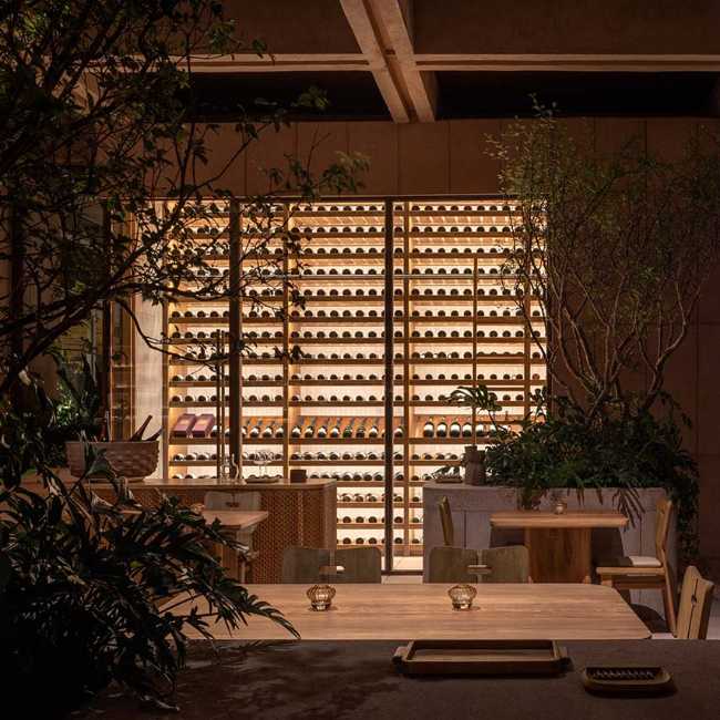 Rubra: espacio, luz y materia construyen una narrativa íntima e inmersiva.