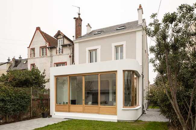 A Parisian house that opens up to the garden