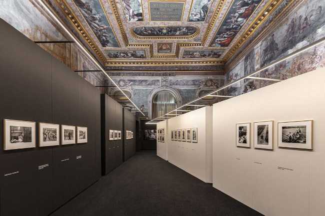 Montaje de la exposición de Gianni Berengo Gardin: Italia se cuenta a sí misma.