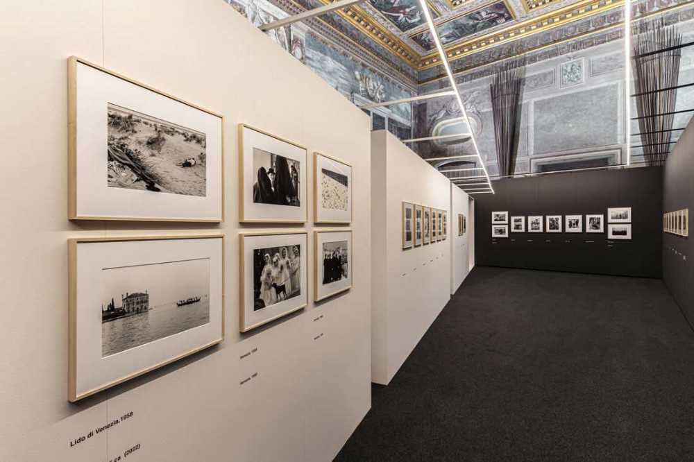Exhibition setup Gianni Berengo Gardin: Italy tells its story