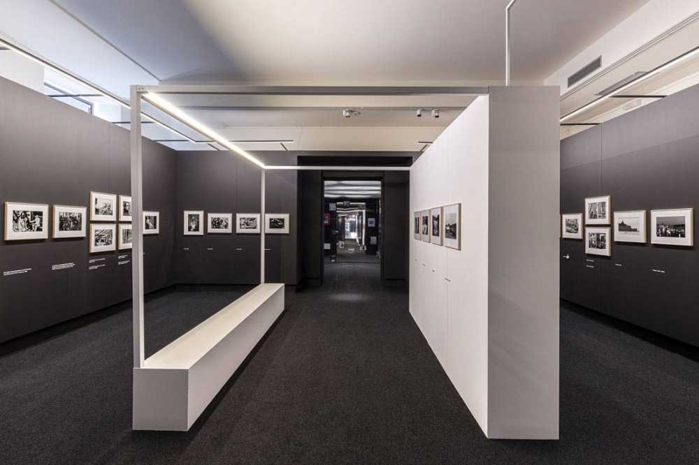 Exhibition setup Gianni Berengo Gardin: Italy tells its story