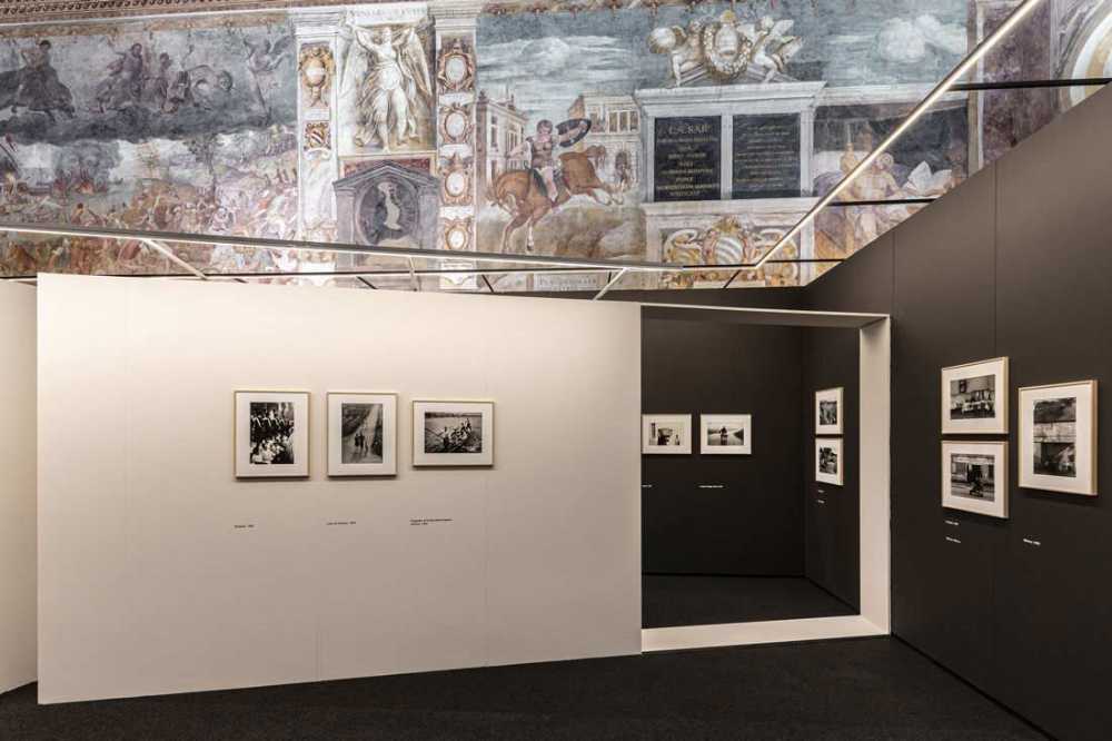 Exhibition setup Gianni Berengo Gardin: Italy tells its story