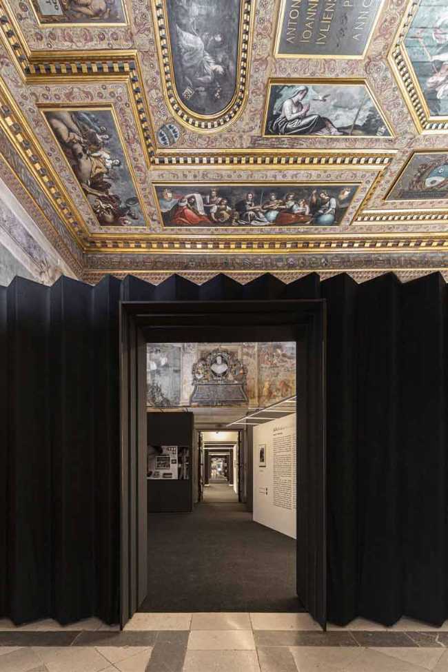 Exhibition setup Gianni Berengo Gardin: Italy tells its story