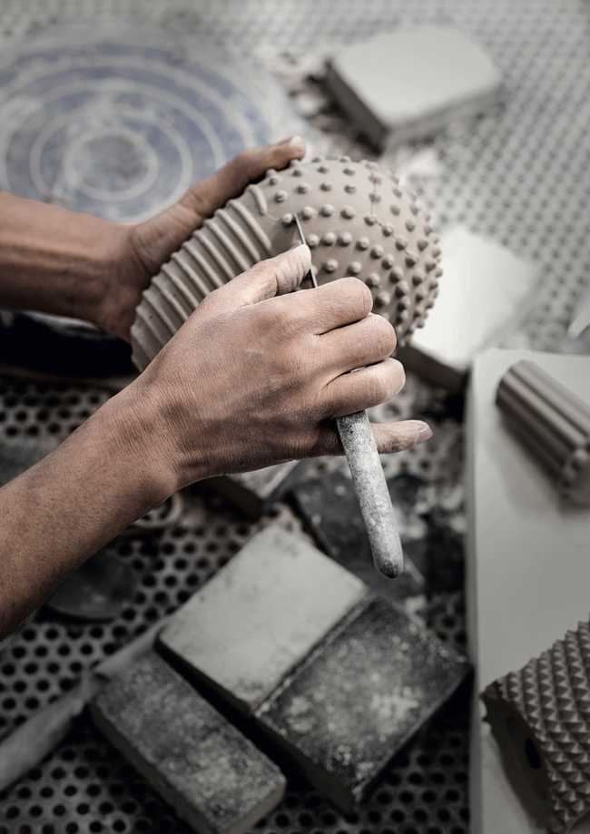 Dettagli in ceramica per al realizzazione di Micky Mouse