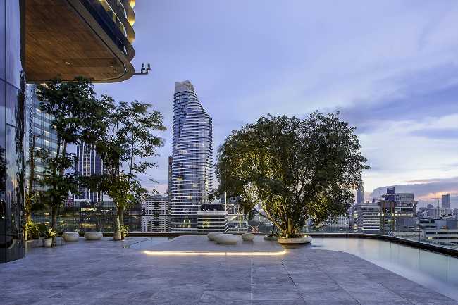 Urban square that identifies the tower