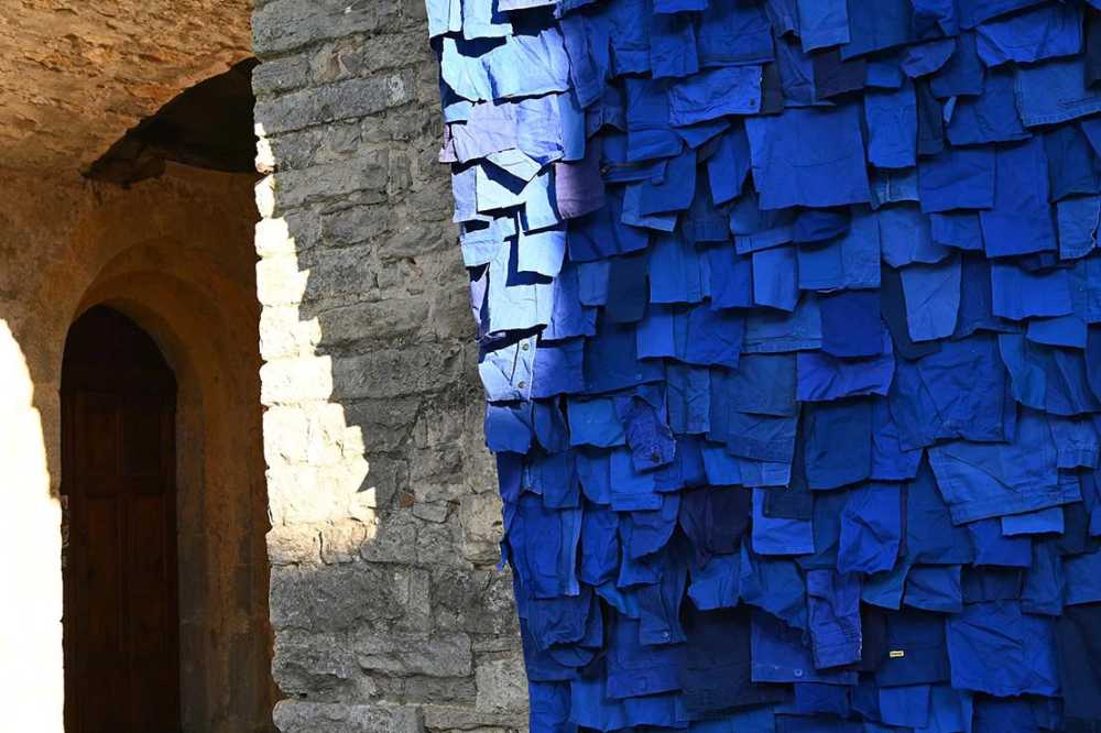 Patchwork: installazione effimera gioca con architettura e temporalità