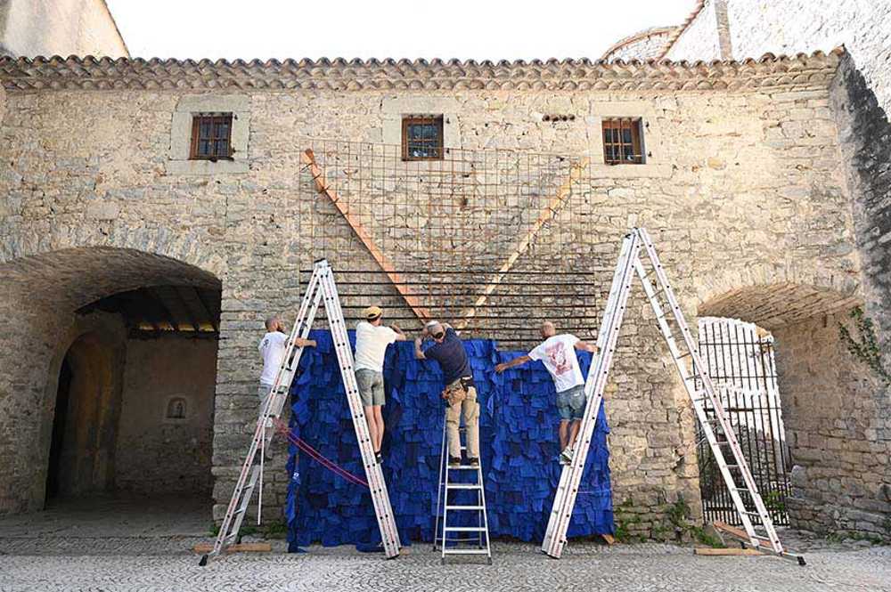 Patchwork: installazione effimera gioca con architettura e temporalità