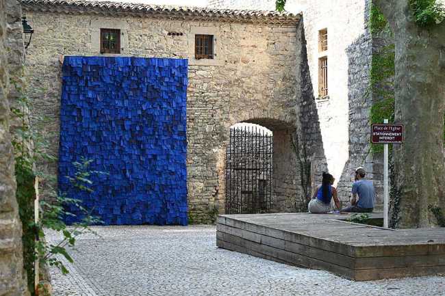 Patchwork: installazione effimera gioca con architettura e temporalità