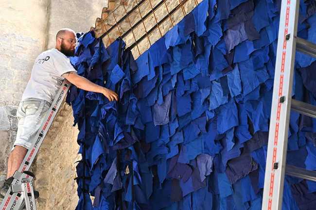 Patchwork: installazione effimera gioca con architettura e temporalità