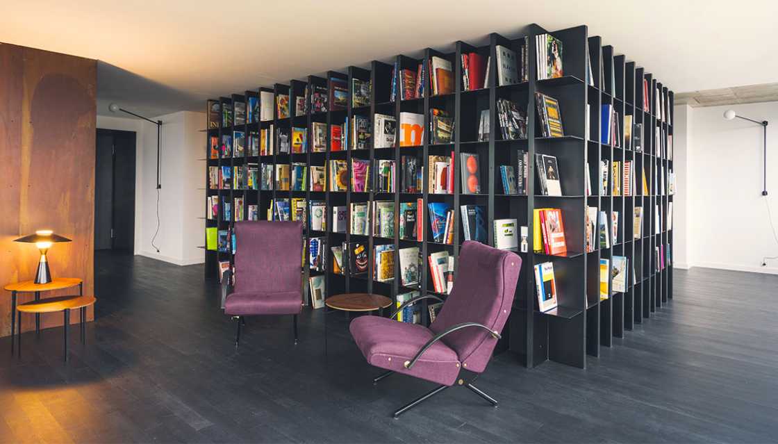 Library that divides the space of the attic  