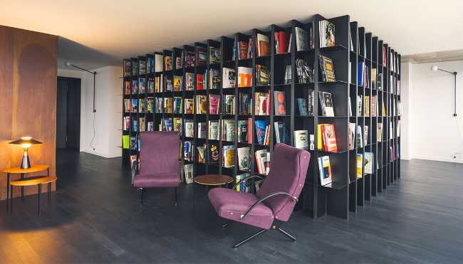 Library that divides the space of the attic