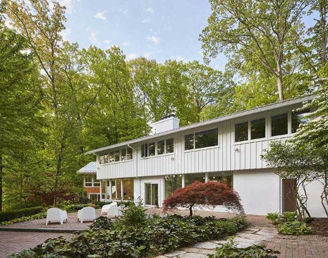 Sodon Lake House renovated becomes an artistic residence