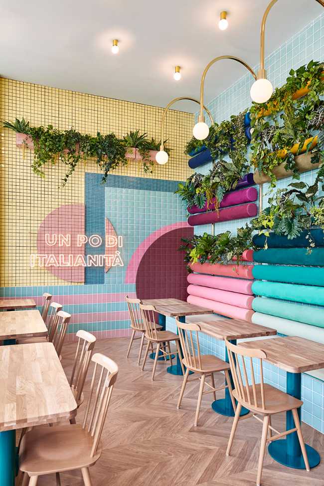 Mesas y sillas en madera con tapicería de colores