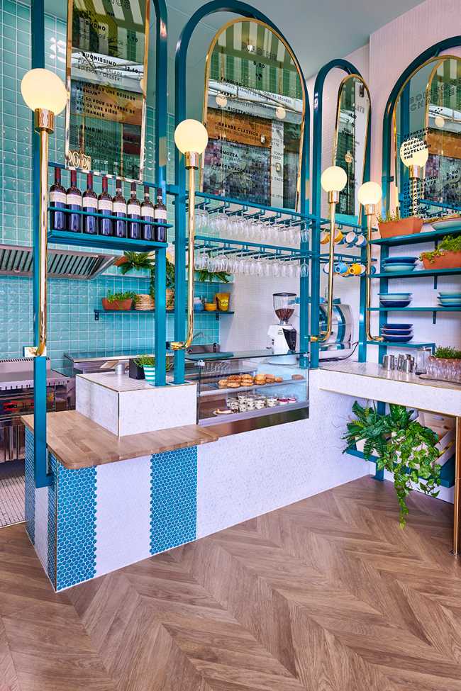 Cerámica revestida coloreada y estructura metálica