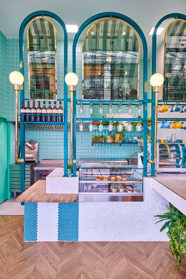 Revestimiento cerámico e iluminación metálica