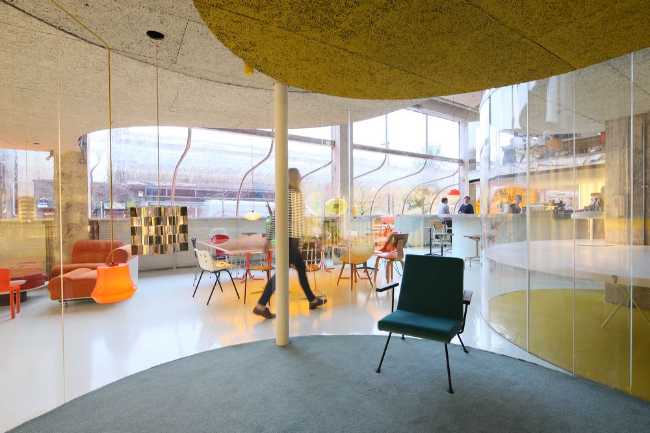 Areas with variations in color of floors and ceilings