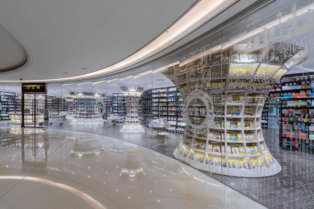 La libreria e la grande vetrata curva
