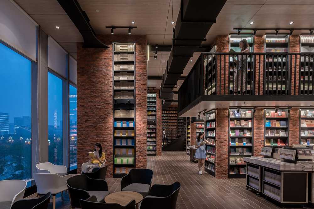 La libreria e la grande vetrata curva
