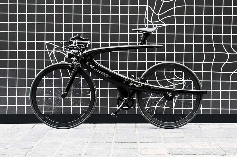 Bicicleta de carbono con formas aerodinámicas.