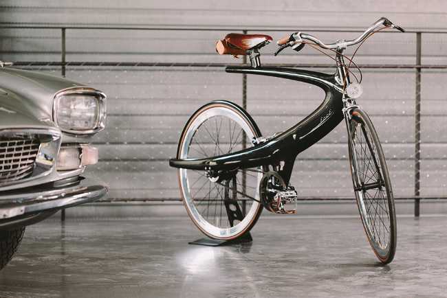 El sillín y el manillar de la bicicleta siguen un estilo vintage