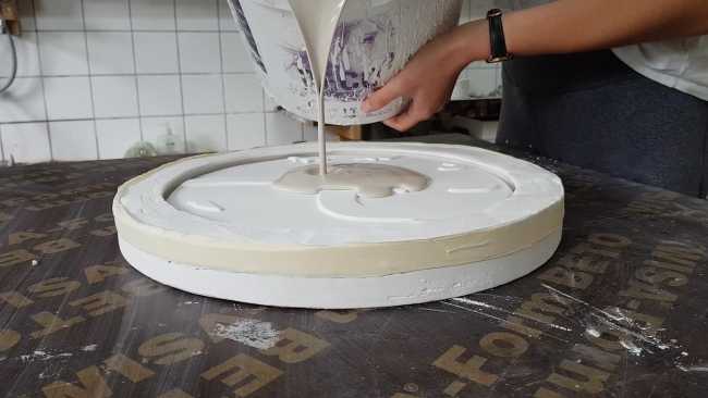 production of porcelain dishes