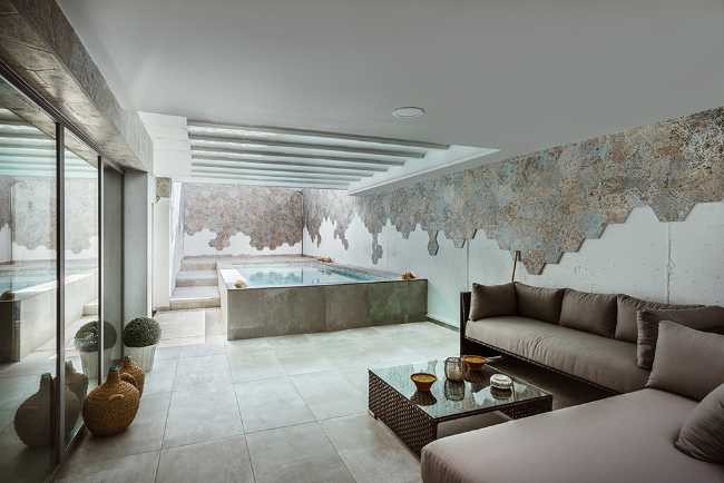 La zona spa con l'ampia vetrata