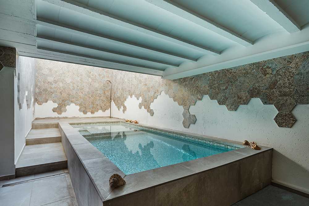 Interior de la zona del Spa y detalle de los revestimientos