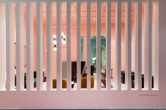 Open walls and pastel colors for the stand
