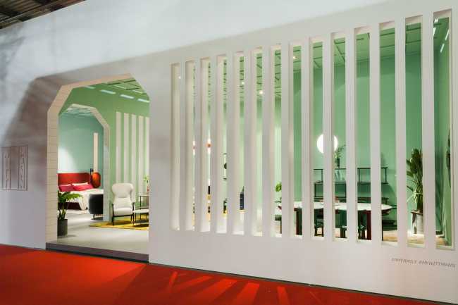 The colors highlight the spaces on the stand