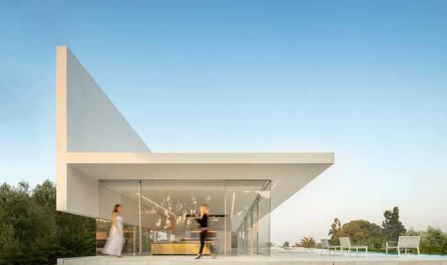 Seaside splendor: Hoffmann House's glass-walled design
