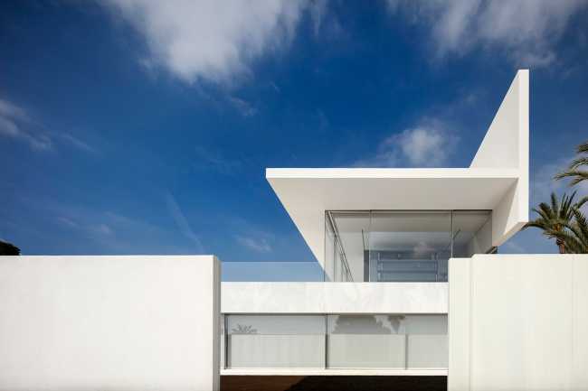 Seaside splendor: Hoffmann House's glass-walled design