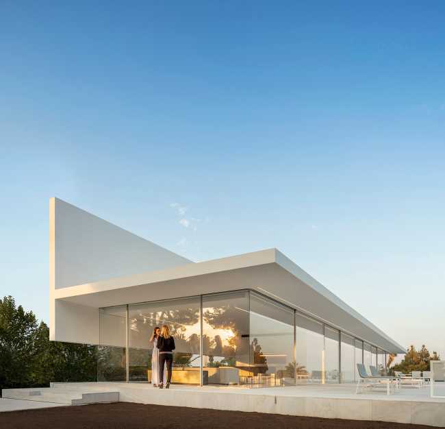 Seaside splendor: Hoffmann House's glass-walled design