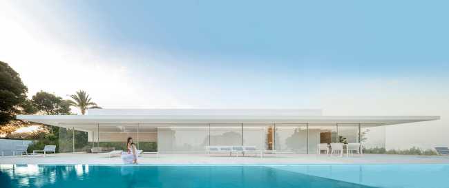 Seaside splendor: Hoffmann House's glass-walled design