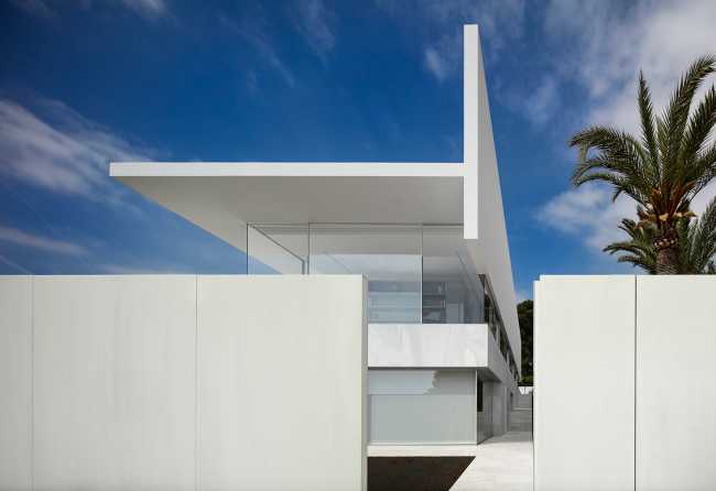 Seaside splendor: Hoffmann House's glass-walled design
