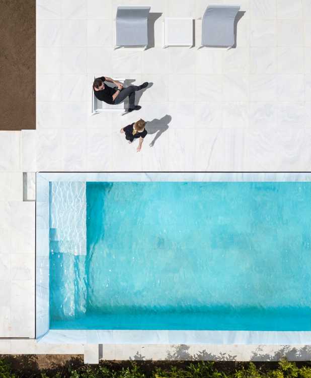 Seaside splendor: Hoffmann House's glass-walled design