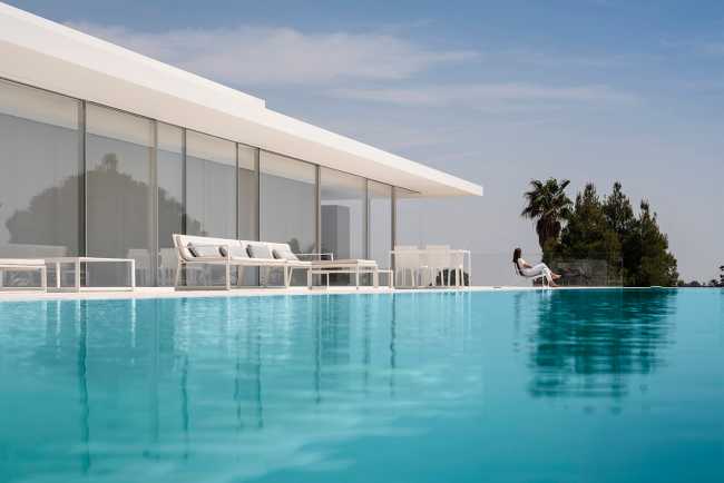 Seaside splendor: Hoffmann House's glass-walled design