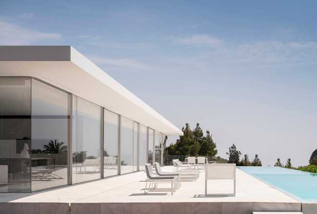 Seaside splendor: Hoffmann House's glass-walled design