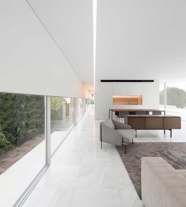 Seaside splendor: Hoffmann House's glass-walled design