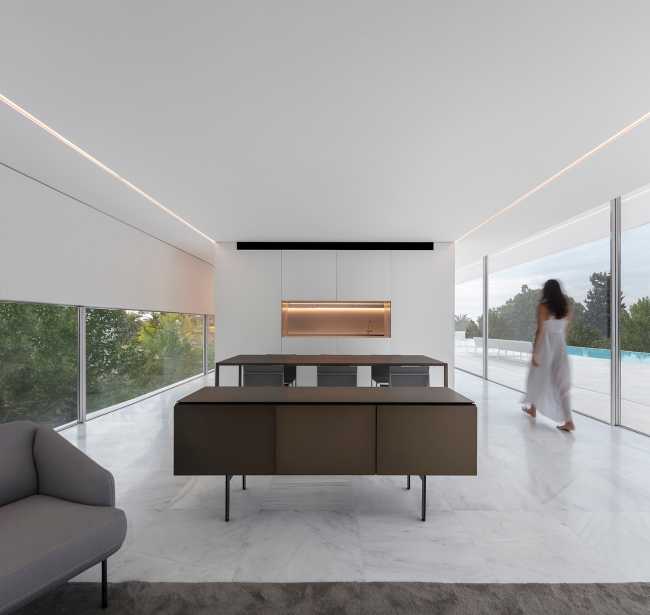 Seaside splendor: Hoffmann House's glass-walled design