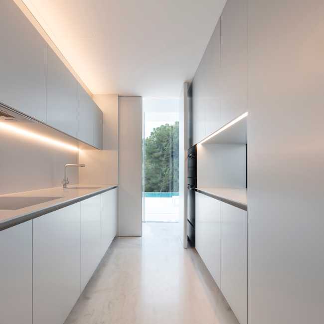 Seaside splendor: Hoffmann House's glass-walled design