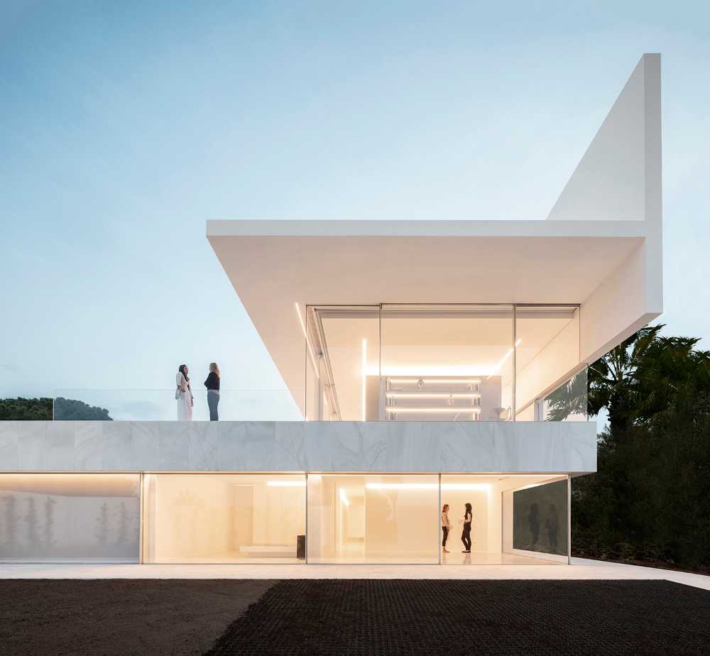 Seaside splendor: Hoffmann House's glass-walled design