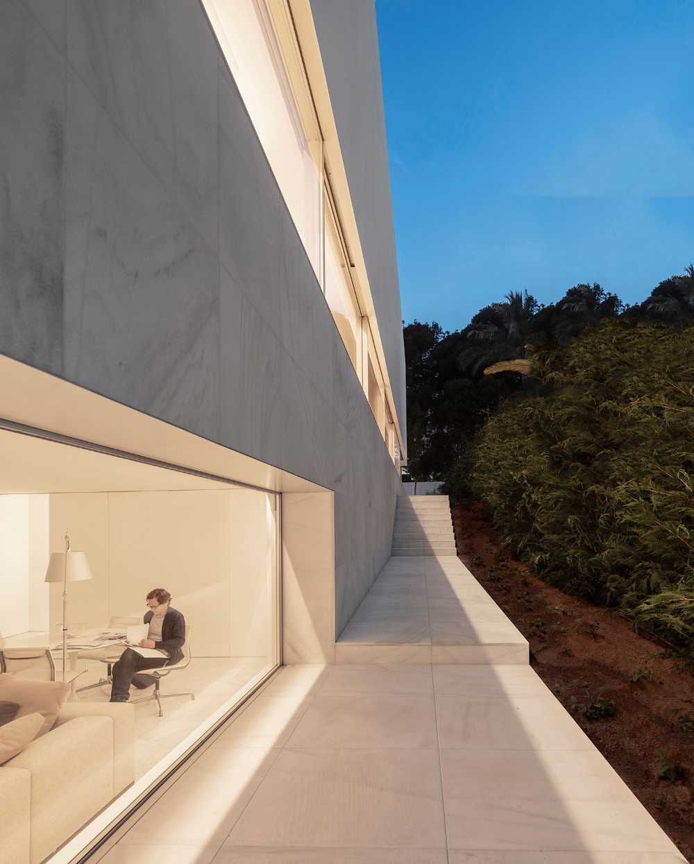 Seaside splendor: Hoffmann House's glass-walled design