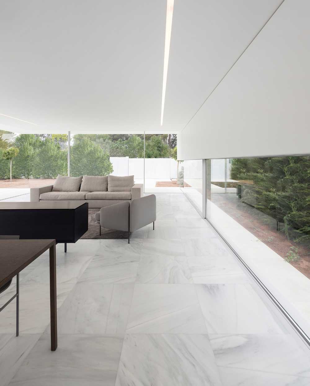 Seaside splendor: Hoffmann House's glass-walled design