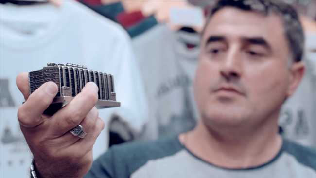 Venditori ambulanti con miniatura del Centro Pompidou