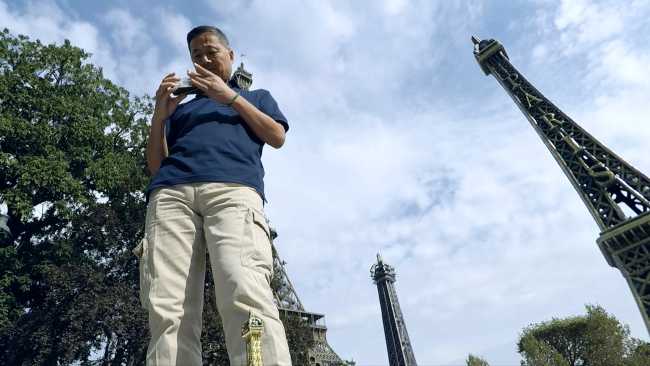 Venditore di Souvenir davanti alla Tore Eiffel