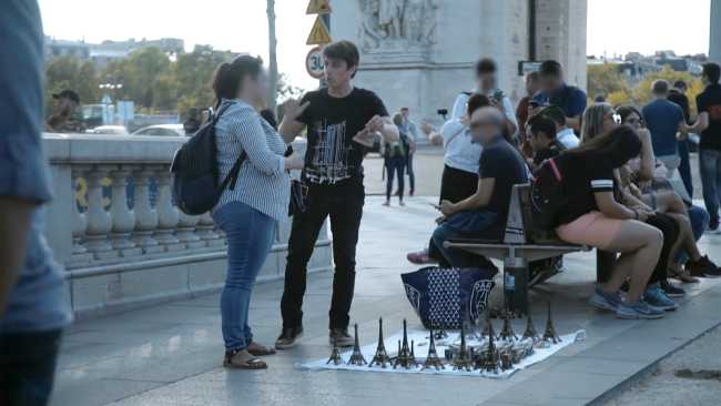 Souvenir de Paris venduti lungo le strade