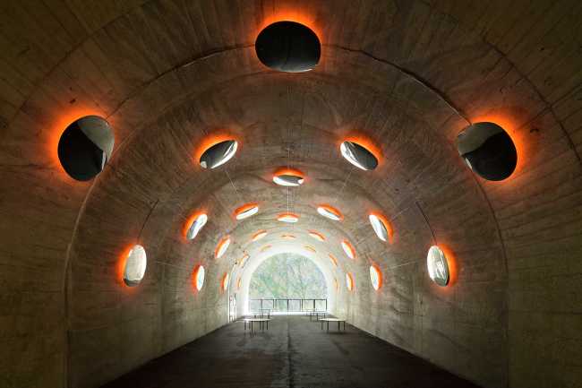 Installazione con giochi geometrici e di luce
