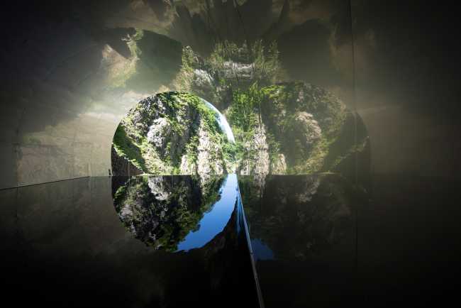 Gioco di riflessi all'interno del tunnel